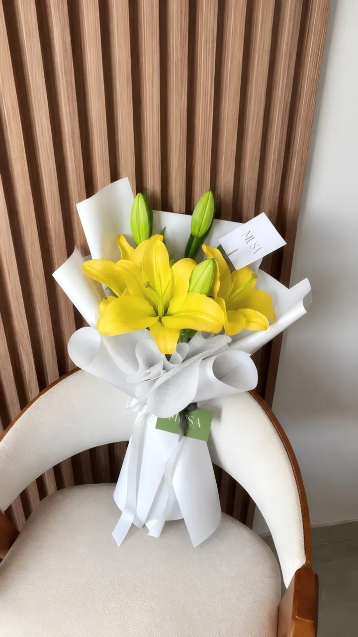 Mini ramo Alborada: lirios amarillos en papel blanco