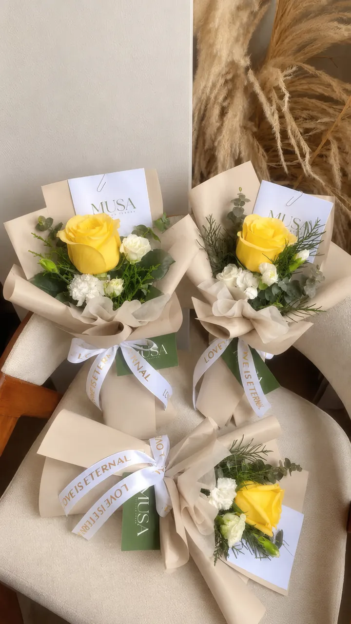 Mini ramos Encanto: una rosa amarilla con variedad y follaje en papel beige
