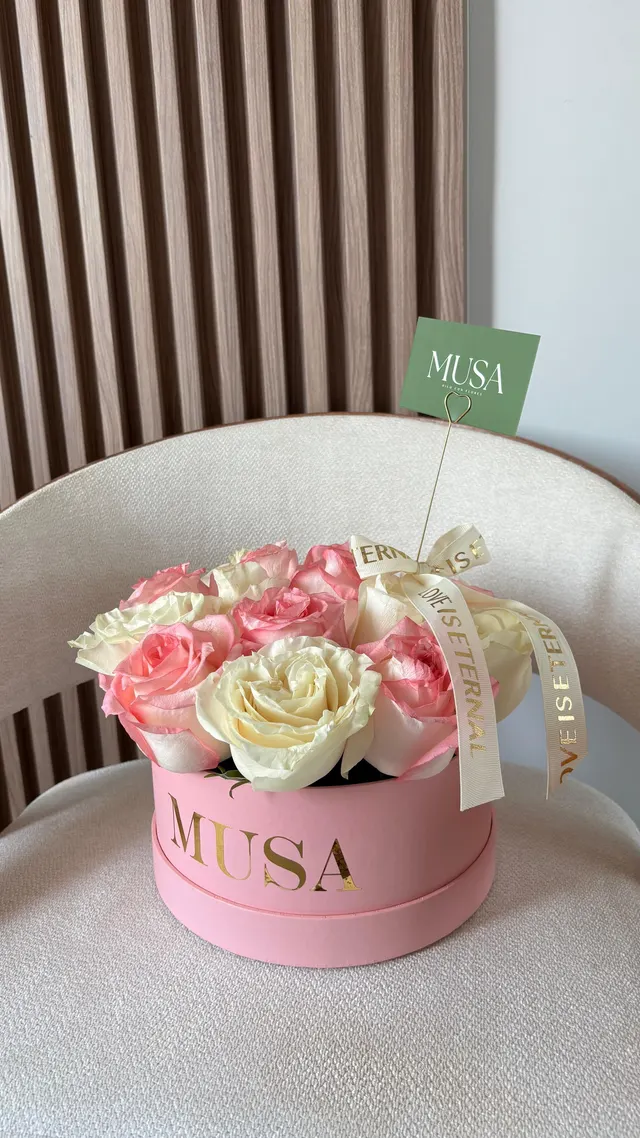 Box redondo rosado con rosas rosadas y blancas