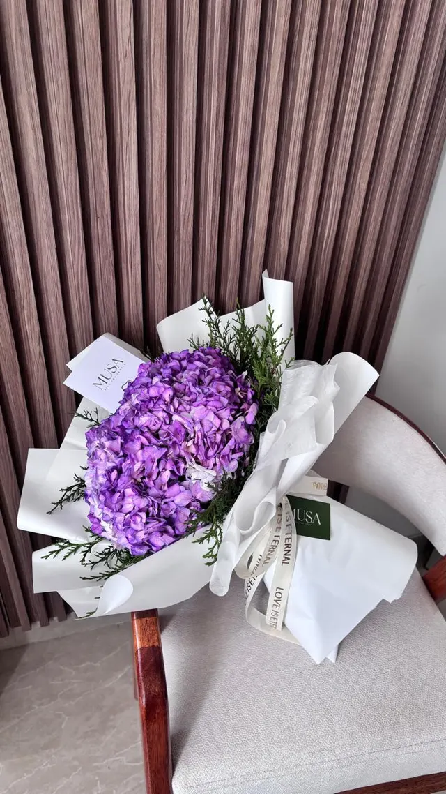 Ramo de hortensias lilas en papel blanco