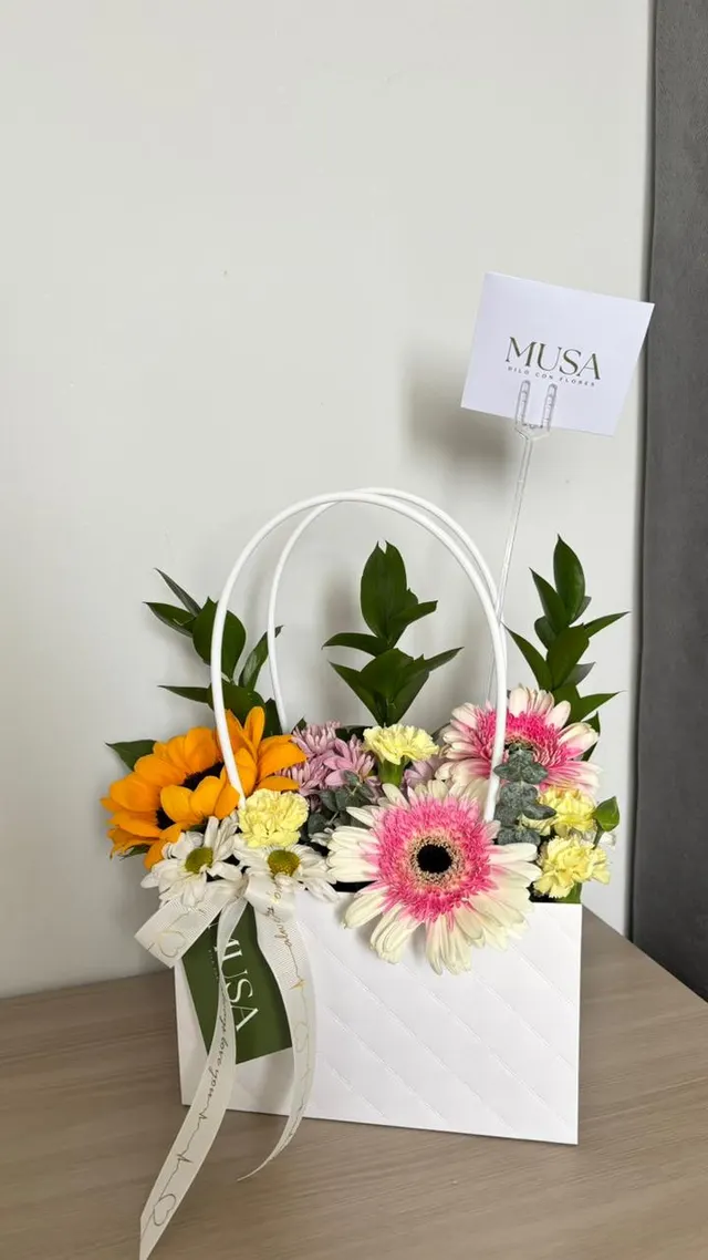 Cartera floral blanca con girasol, gerberas y margaritas