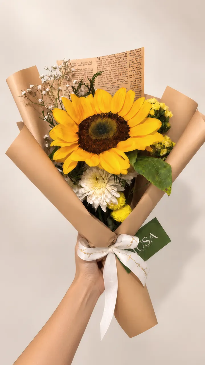 Ramo Promesa: un girasol con variedad en papel kraft y lazo