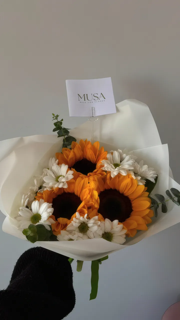 Ramo Solara: tres girasoles con margaritas blancas en papel blanco